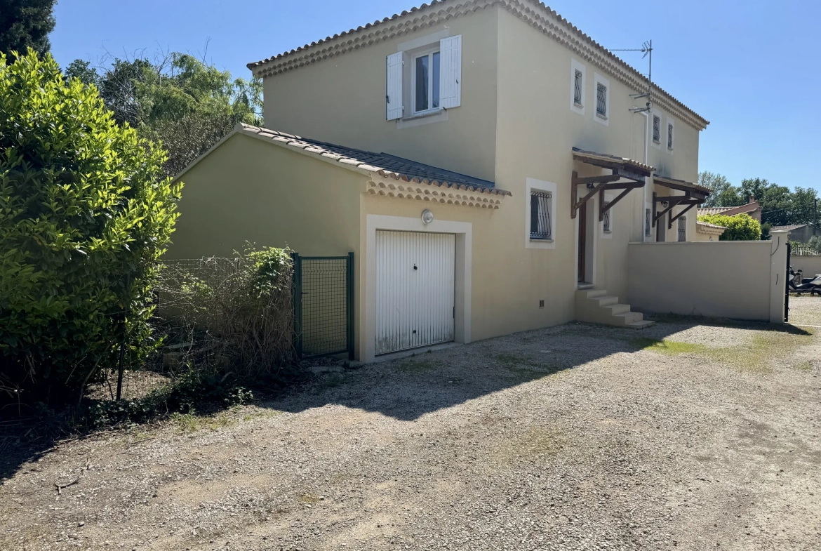 Villa contemporaine rénovée à Camaret-sur-Aigues dans un cadre calme 