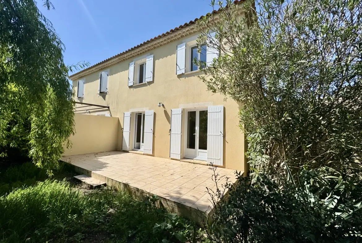 Villa contemporaine rénovée à Camaret-sur-Aigues dans un cadre calme 