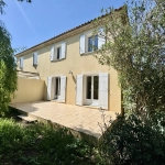 Villa contemporaine rénovée à Camaret-sur-Aigues dans un cadre calme