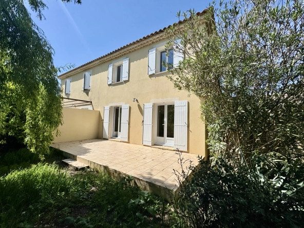 Villa contemporaine rénovée à Camaret-sur-Aigues dans un cadre calme