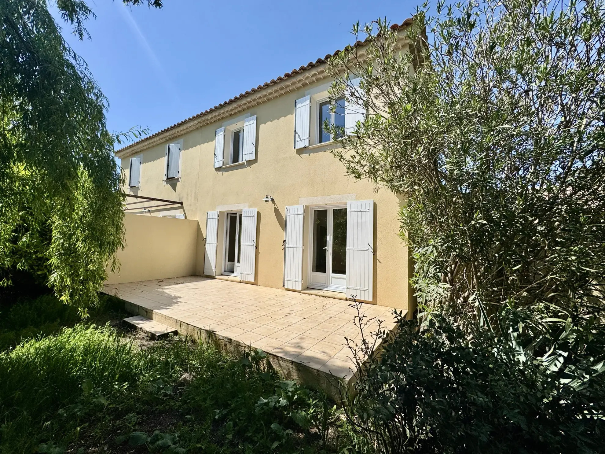 Villa contemporaine rénovée à Camaret-sur-Aigues dans un cadre calme 