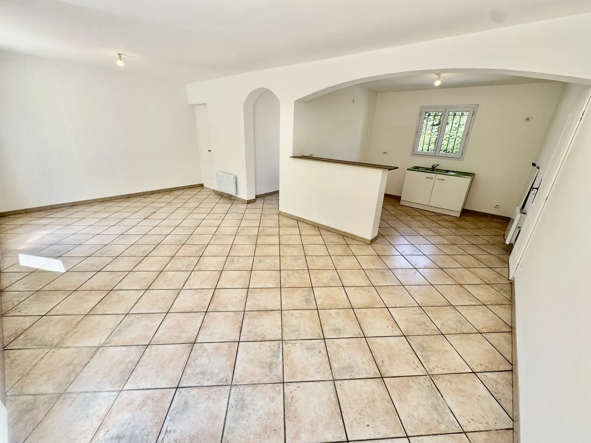 Villa contemporaine rénovée à Camaret-sur-Aigues dans un cadre calme 