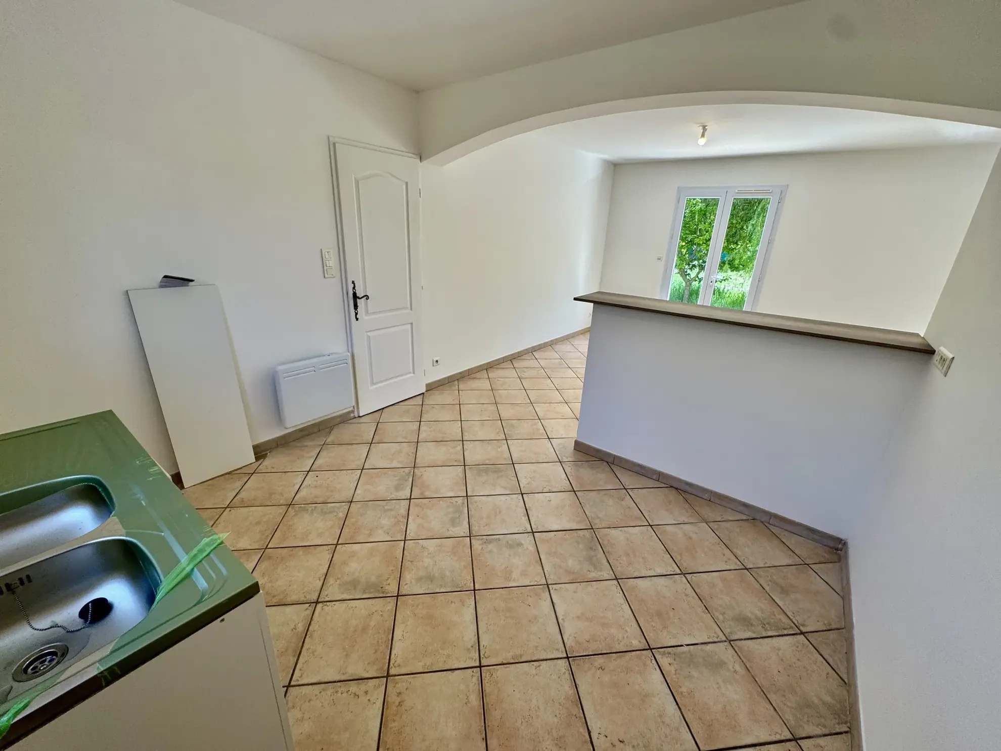 Villa contemporaine rénovée à Camaret-sur-Aigues dans un cadre calme 