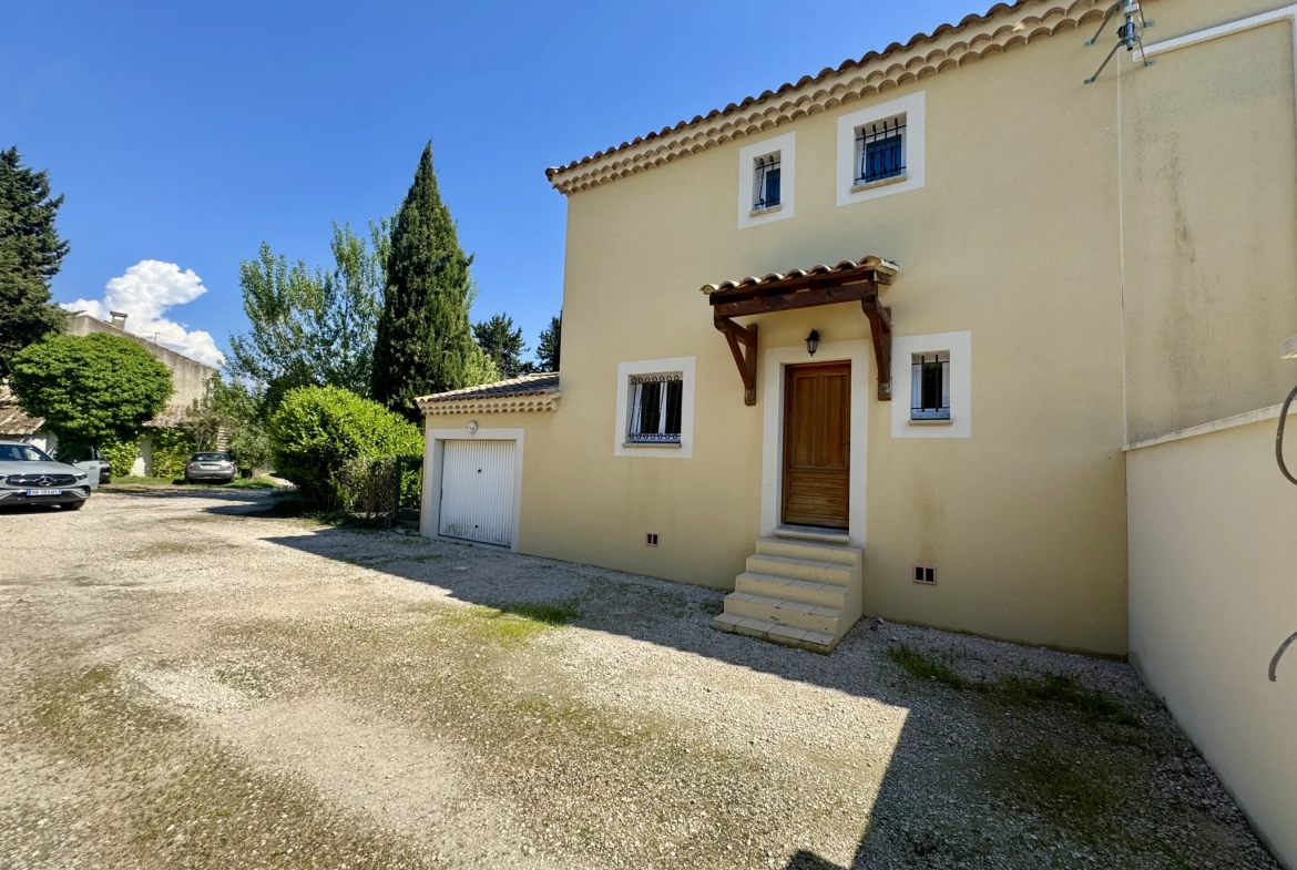 Villa contemporaine rénovée à Camaret-sur-Aigues dans un cadre calme 