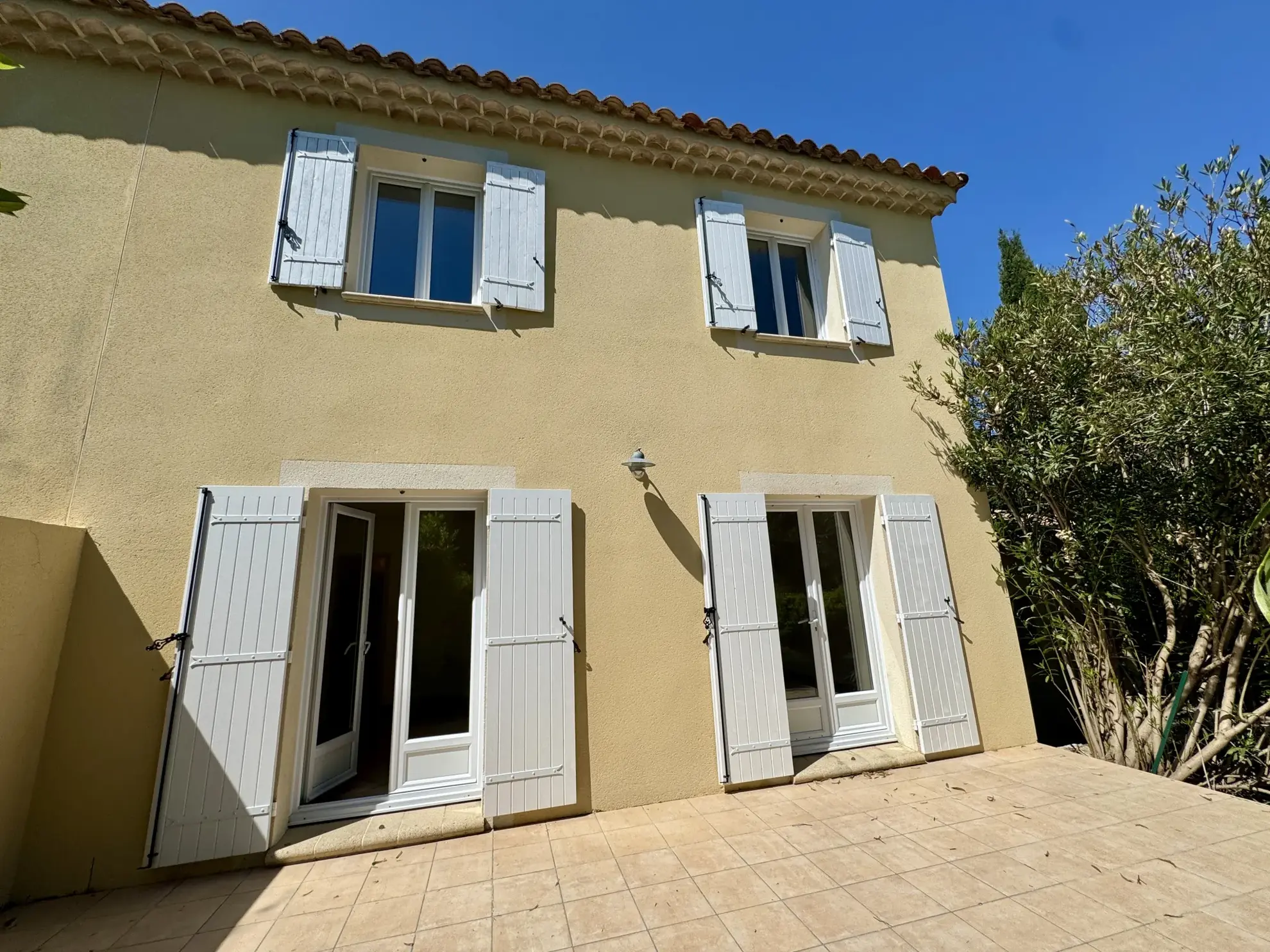 Villa contemporaine rénovée à Camaret-sur-Aigues dans un cadre calme 