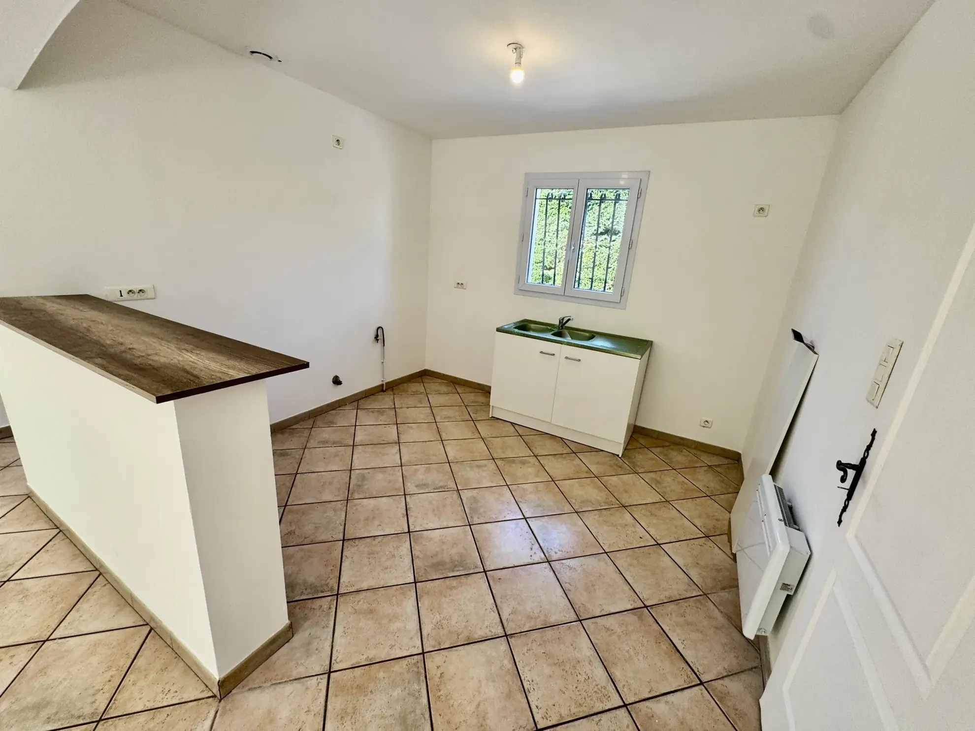 Villa contemporaine rénovée à Camaret-sur-Aigues dans un cadre calme 