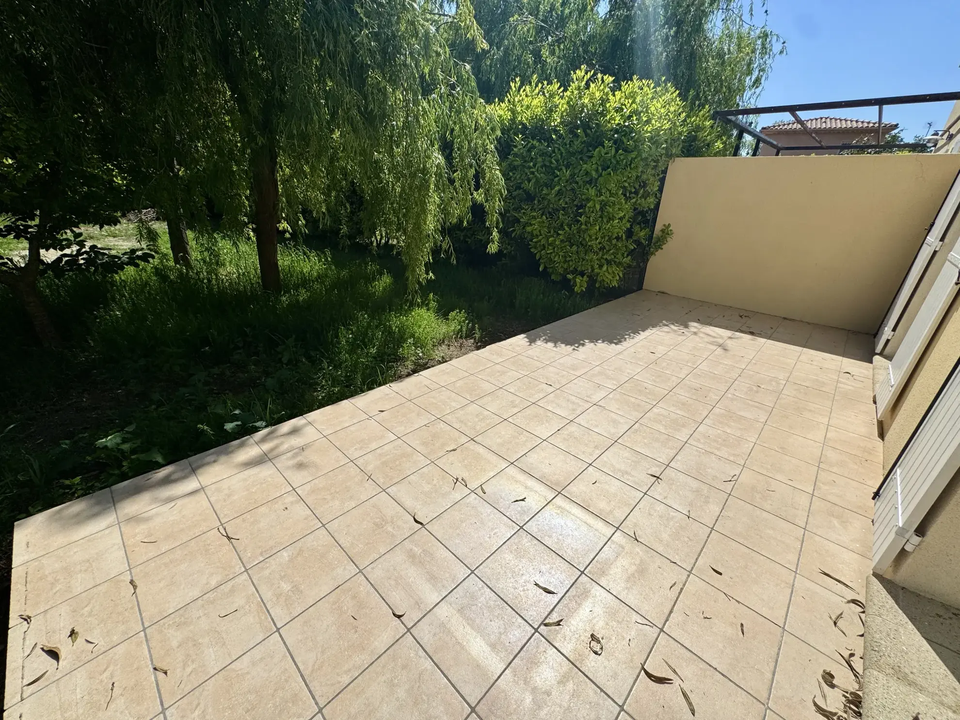 Villa contemporaine rénovée à Camaret-sur-Aigues dans un cadre calme 