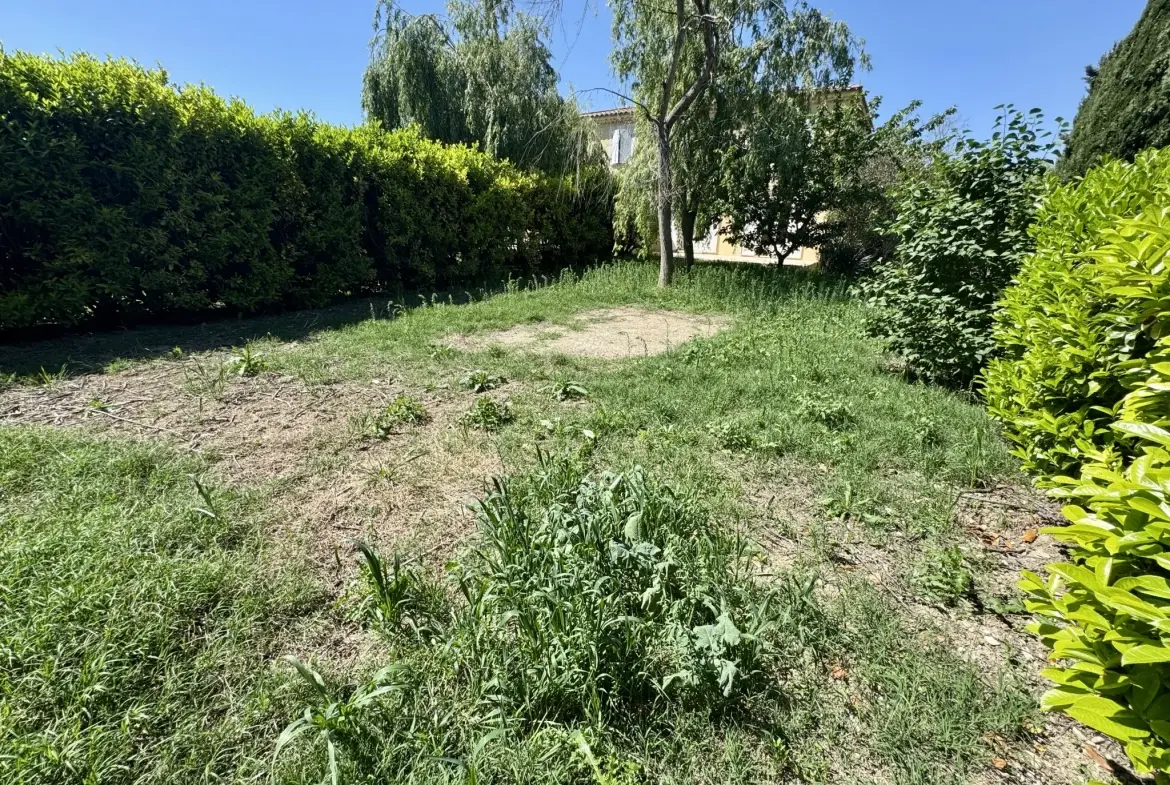 Villa contemporaine rénovée à Camaret-sur-Aigues dans un cadre calme 