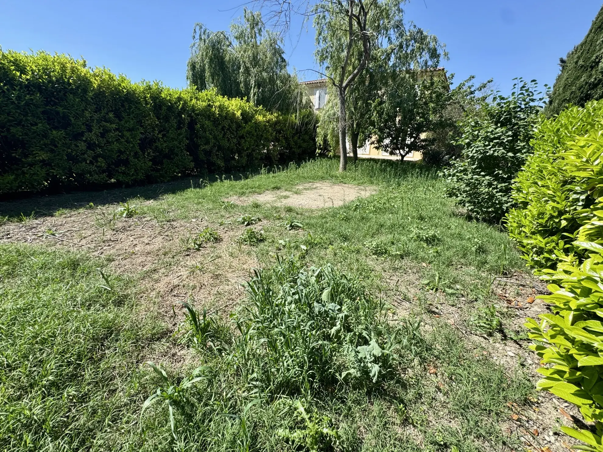 Villa contemporaine rénovée à Camaret-sur-Aigues dans un cadre calme 