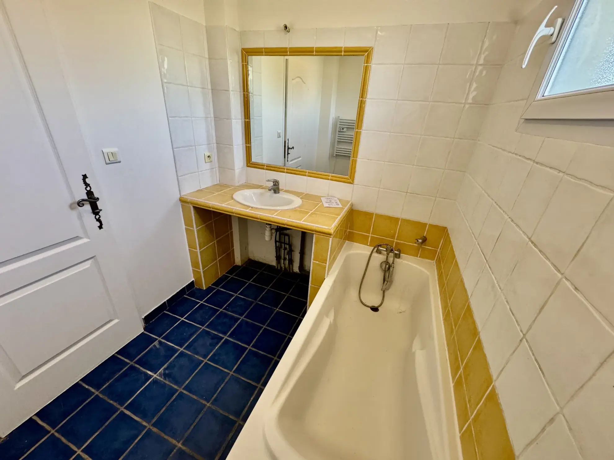 Villa contemporaine rénovée à Camaret-sur-Aigues dans un cadre calme 