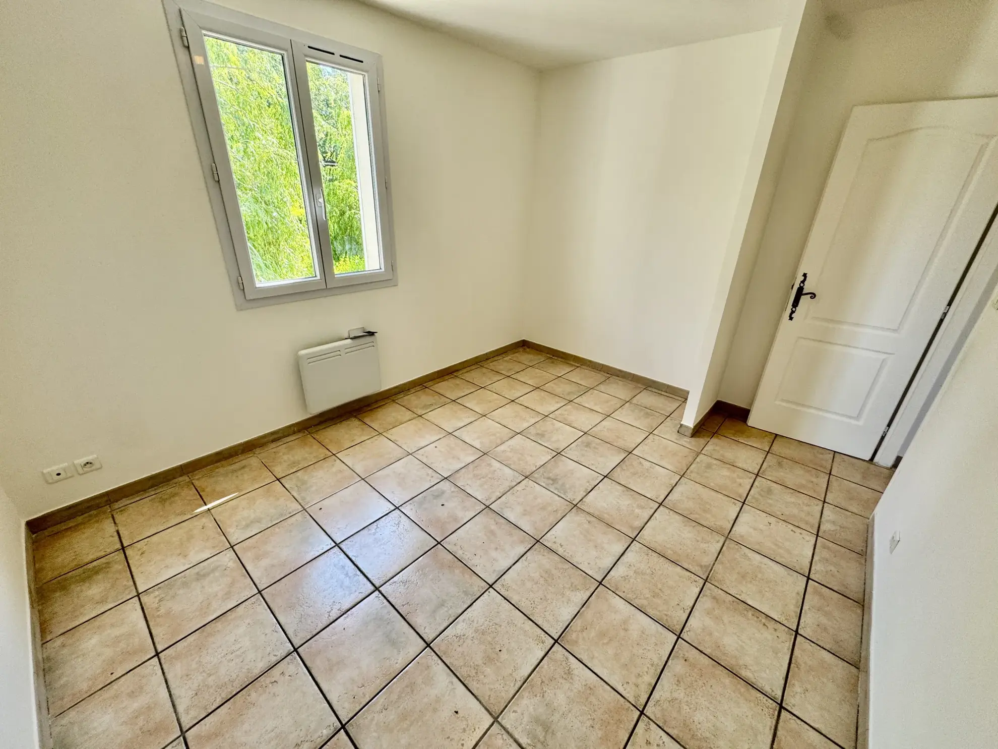 Villa contemporaine rénovée à Camaret-sur-Aigues dans un cadre calme 