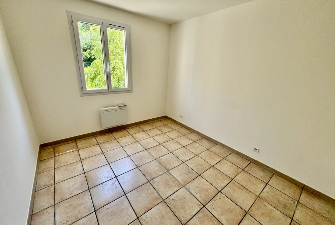 Villa contemporaine rénovée à Camaret-sur-Aigues dans un cadre calme 