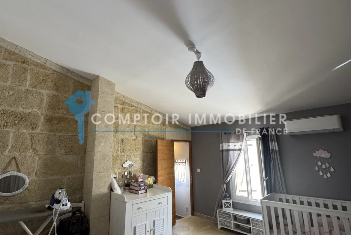 Maison de village rénovée avec cour, garage et 2 chambres à Codognan 