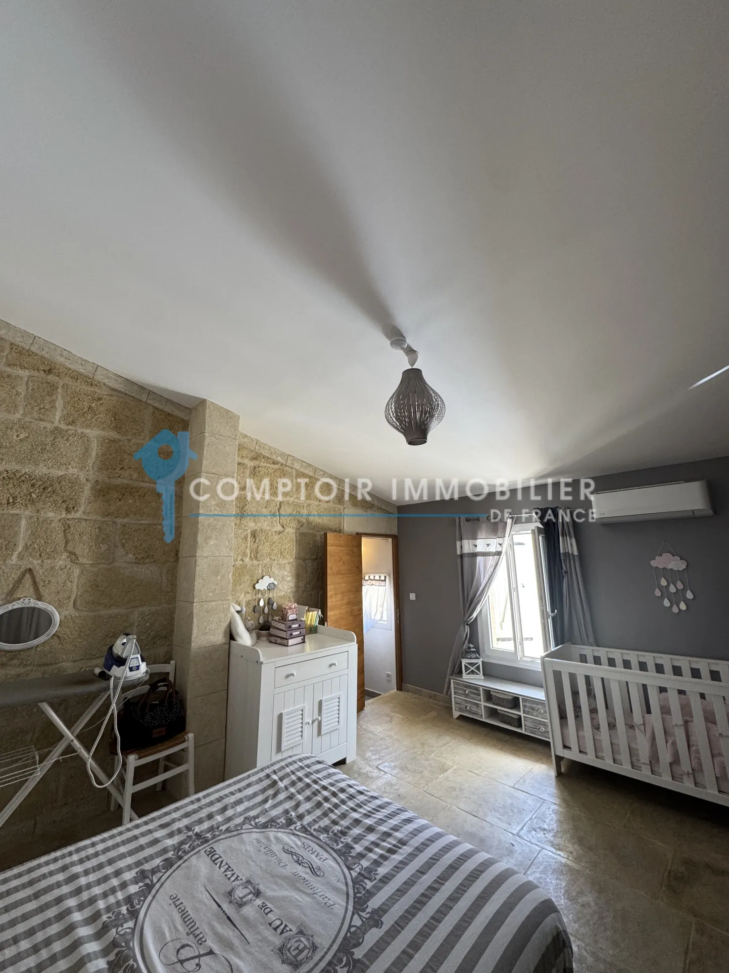 Maison de village rénovée avec cour, garage et 2 chambres à Codognan 