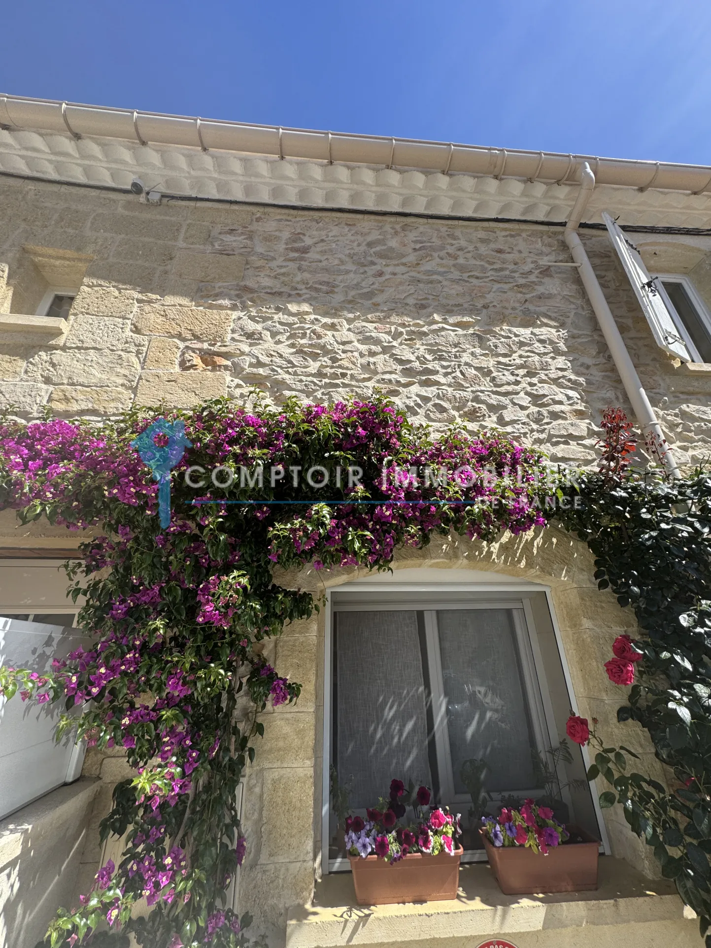 Maison de village rénovée avec cour, garage et 2 chambres à Codognan 