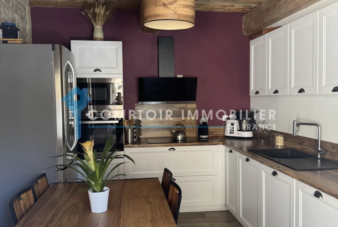 Maison de village rénovée avec cour, garage et 2 chambres à Codognan 