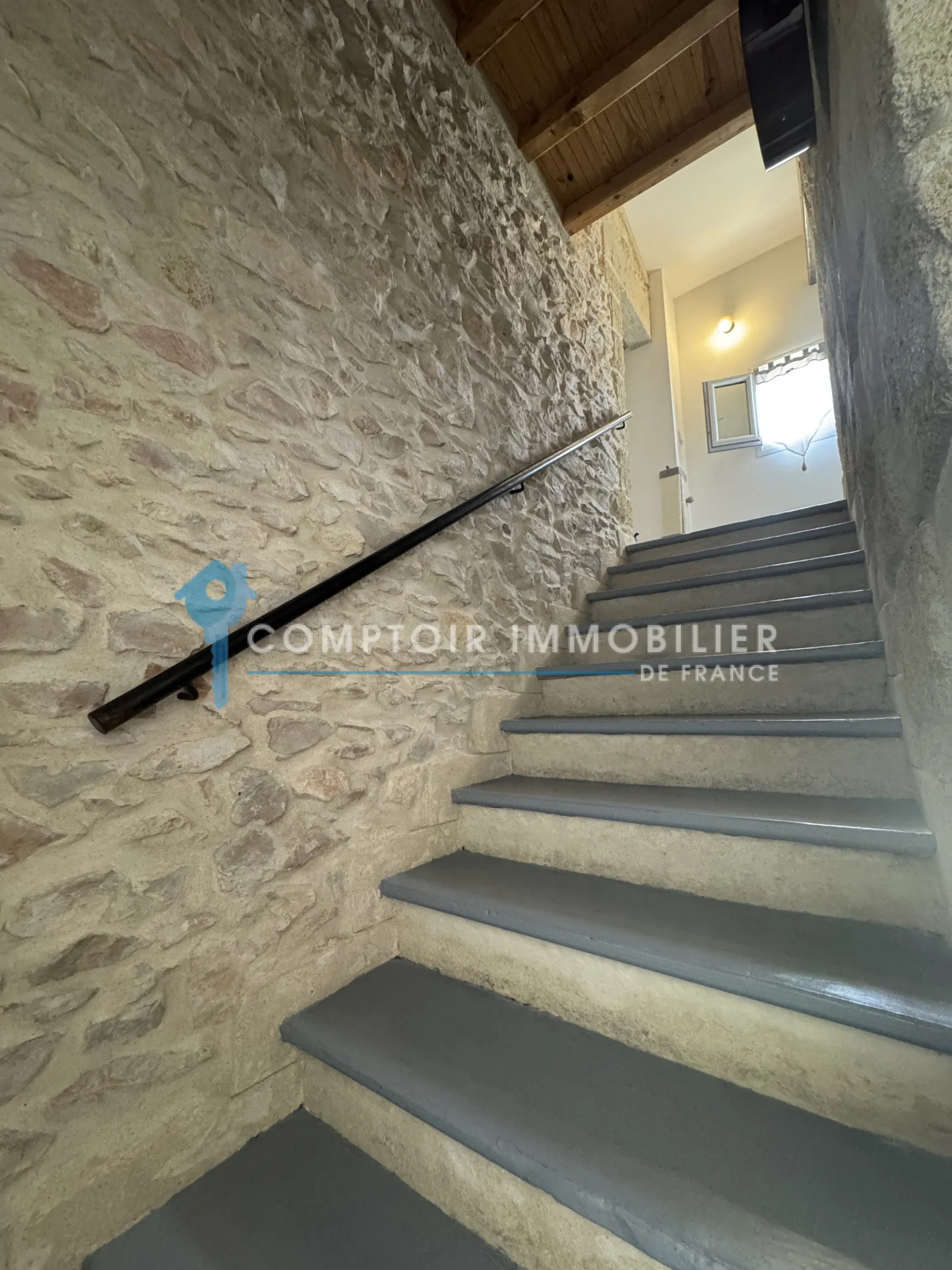 Maison de village rénovée avec cour, garage et 2 chambres à Codognan 