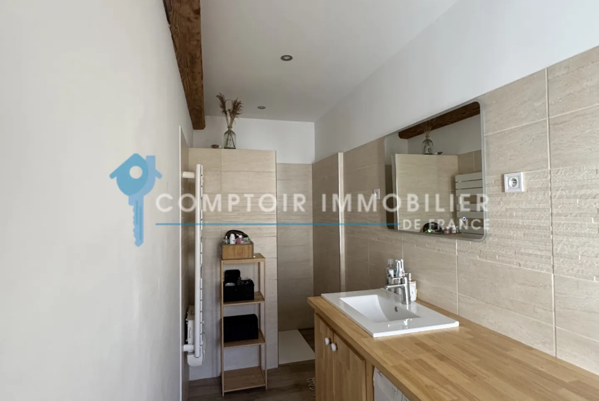 Maison de village rénovée avec cour, garage et 2 chambres à Codognan 