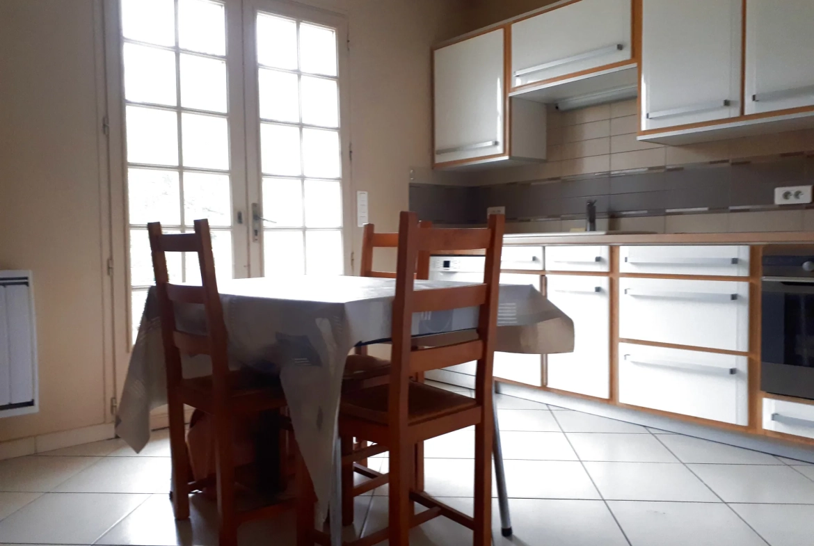 Maison familiale lumineuse avec 6 chambres et studio à Les Ormes 