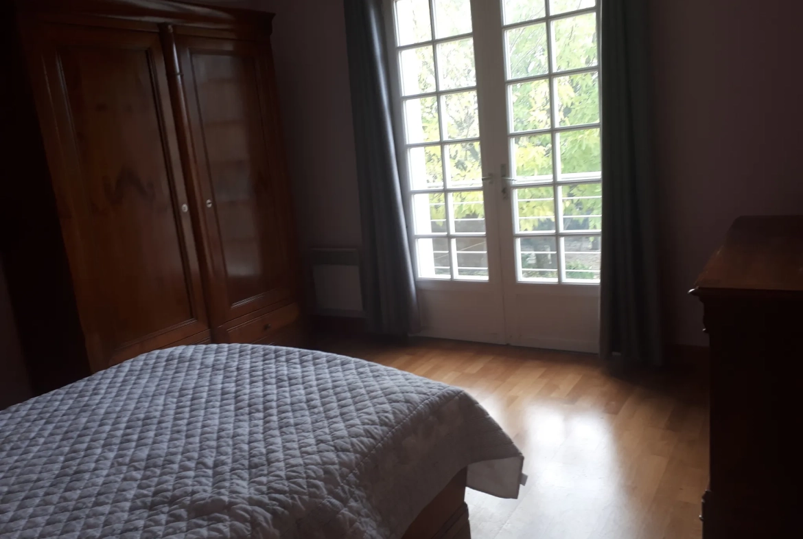 Maison familiale lumineuse avec 6 chambres et studio à Les Ormes 