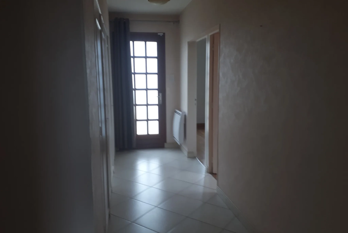 Maison familiale lumineuse avec 6 chambres et studio à Les Ormes 