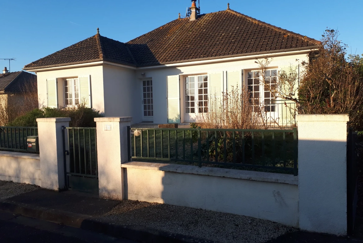 Maison familiale lumineuse avec 6 chambres et studio à Les Ormes 
