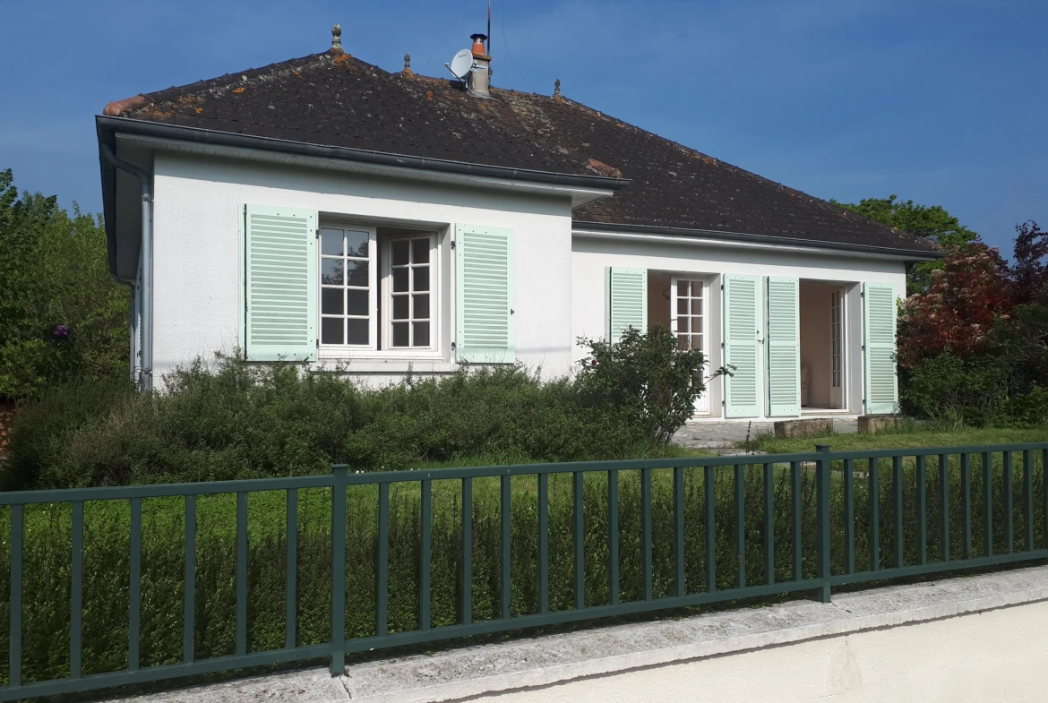 Maison familiale lumineuse avec 6 chambres et studio à Les Ormes 