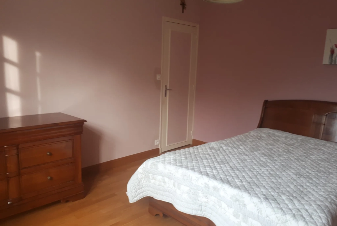 Maison familiale lumineuse avec 6 chambres et studio à Les Ormes 