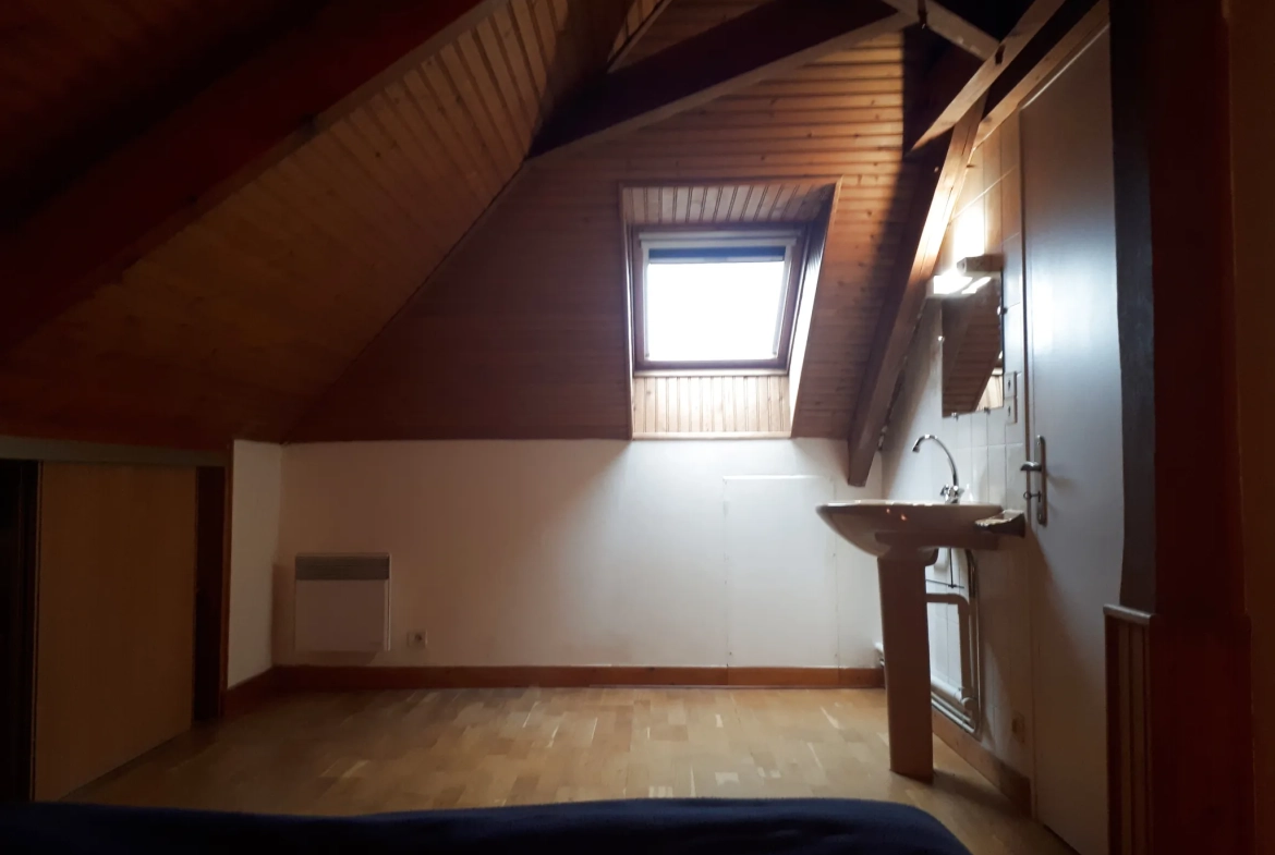 Maison familiale lumineuse avec 6 chambres et studio à Les Ormes 