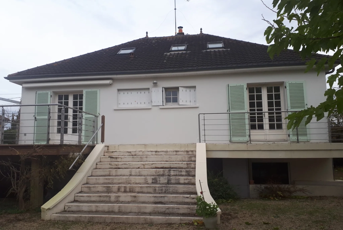Maison familiale lumineuse avec 6 chambres et studio à Les Ormes 