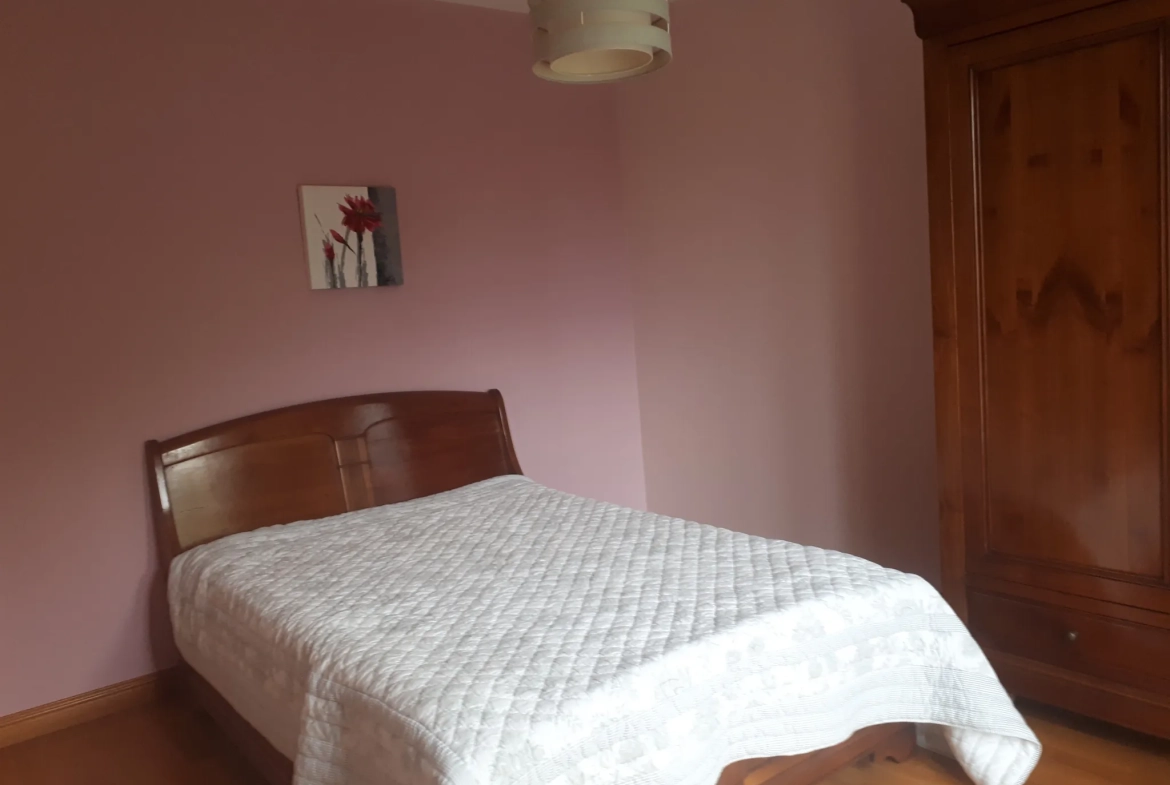 Maison familiale lumineuse avec 6 chambres et studio à Les Ormes 
