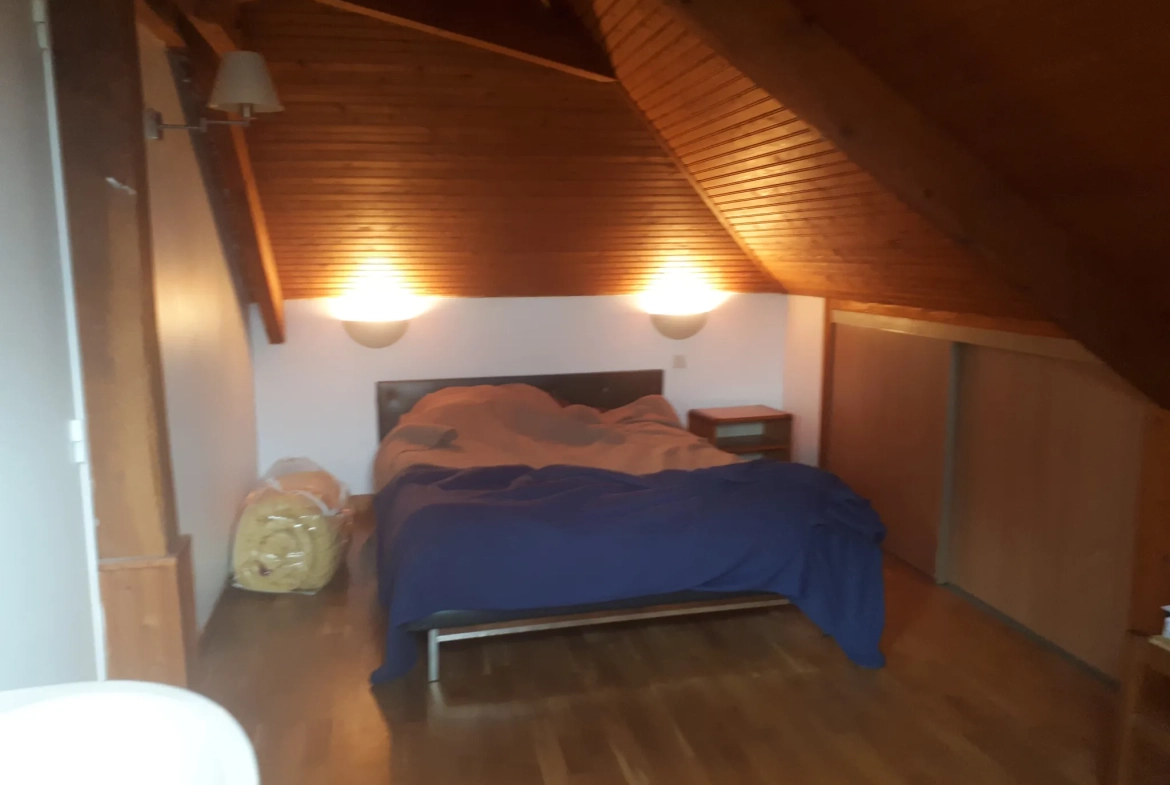 Maison familiale lumineuse avec 6 chambres et studio à Les Ormes 
