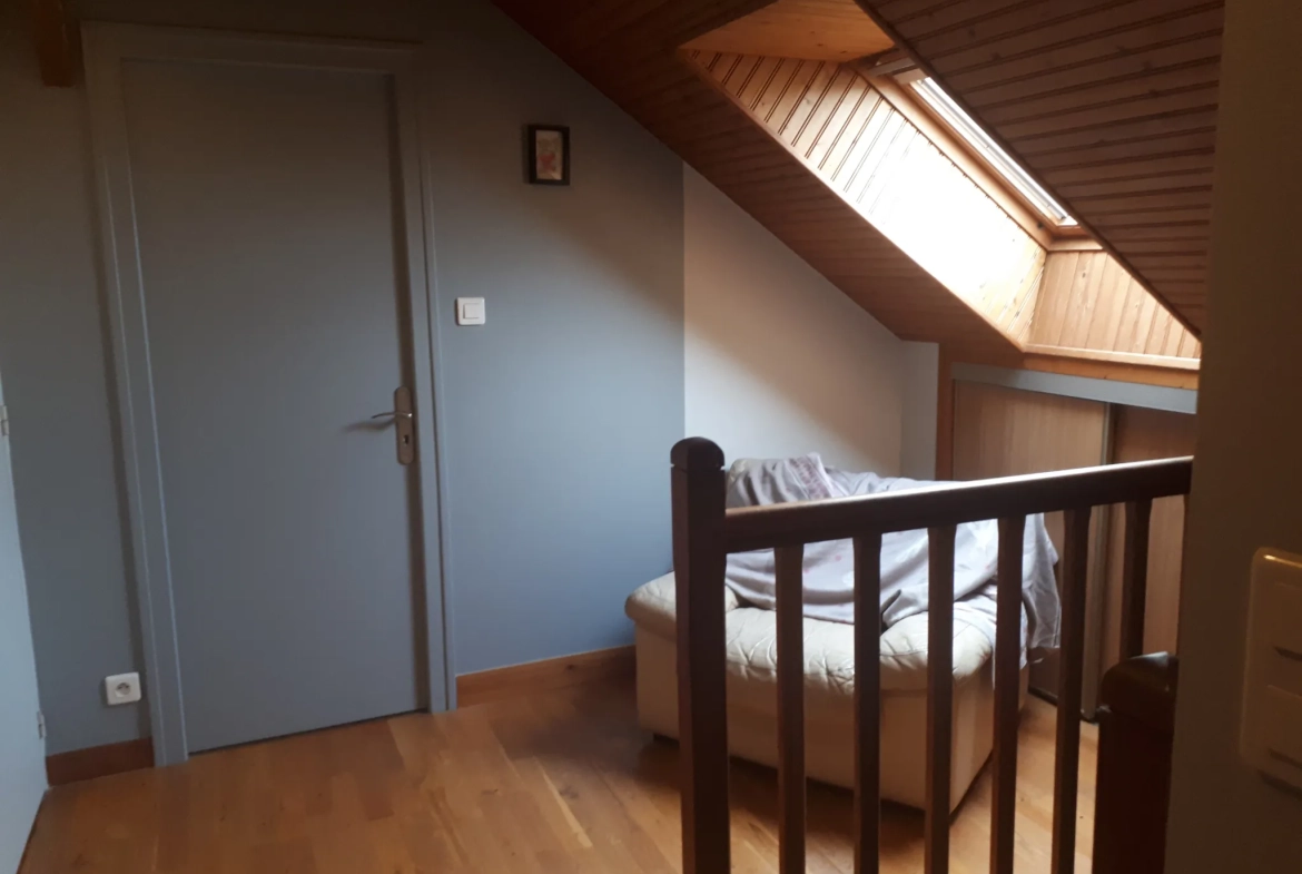 Maison familiale lumineuse avec 6 chambres et studio à Les Ormes 