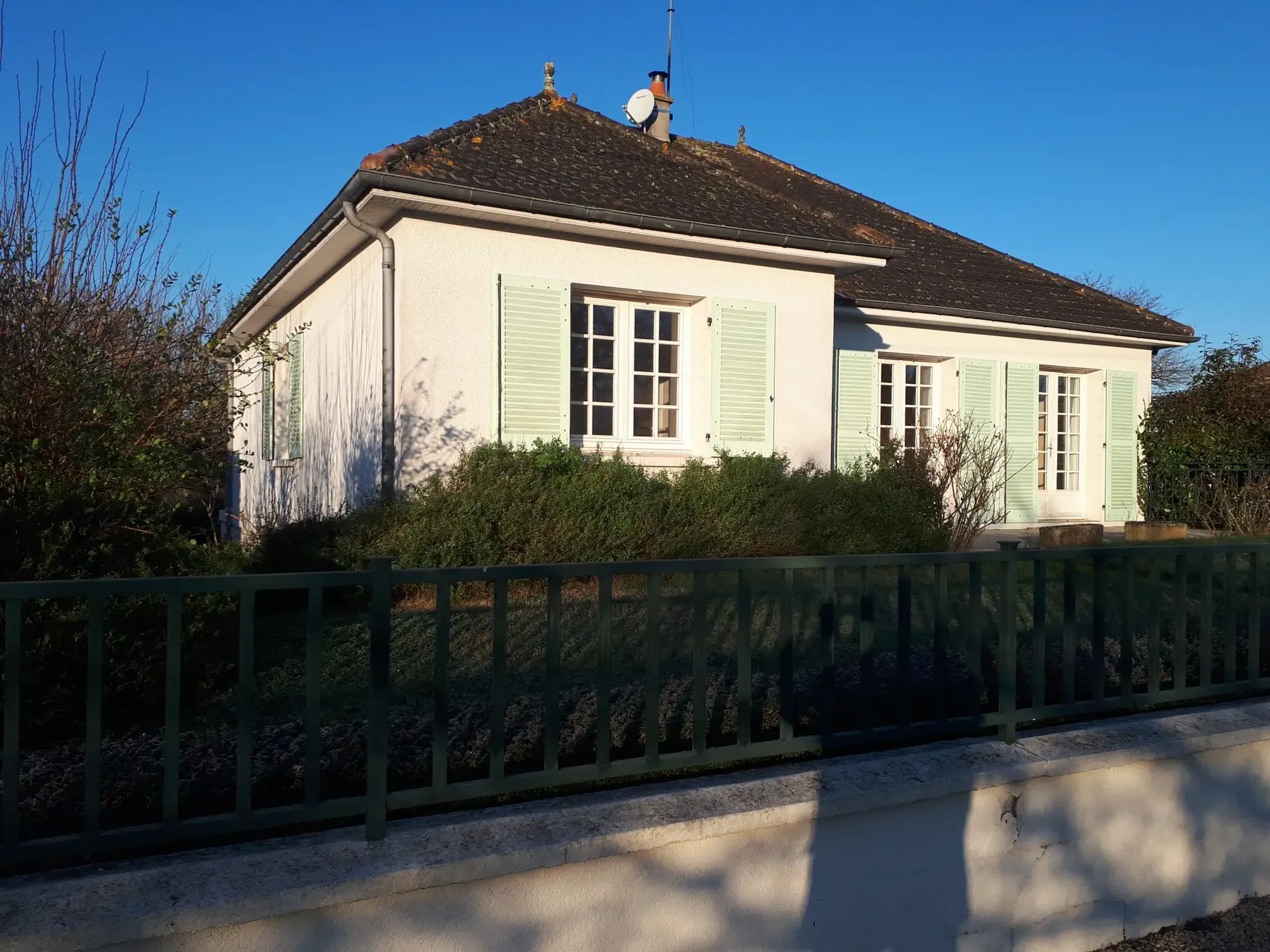 Maison familiale lumineuse avec 6 chambres et studio à Les Ormes 