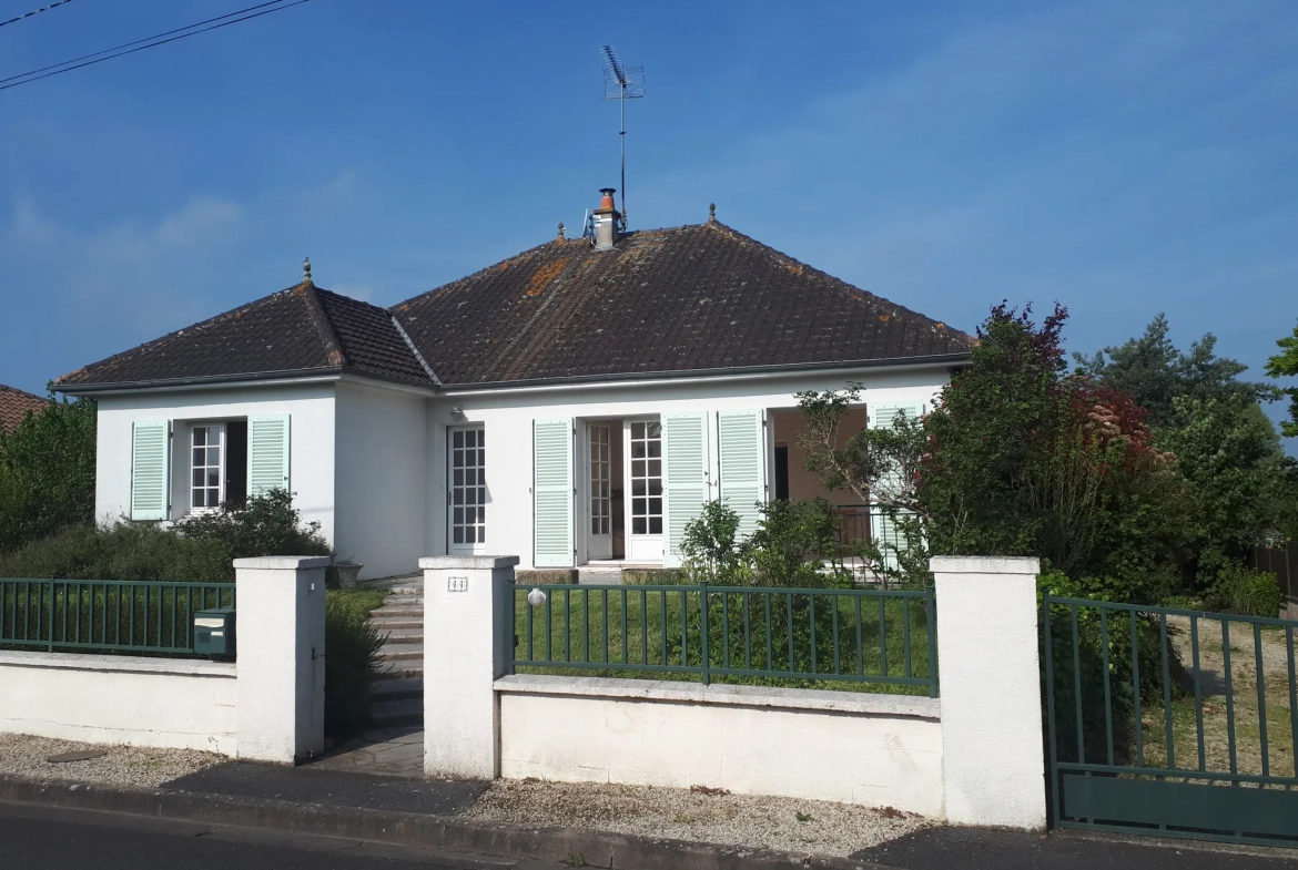 Maison familiale lumineuse avec 6 chambres et studio à Les Ormes 