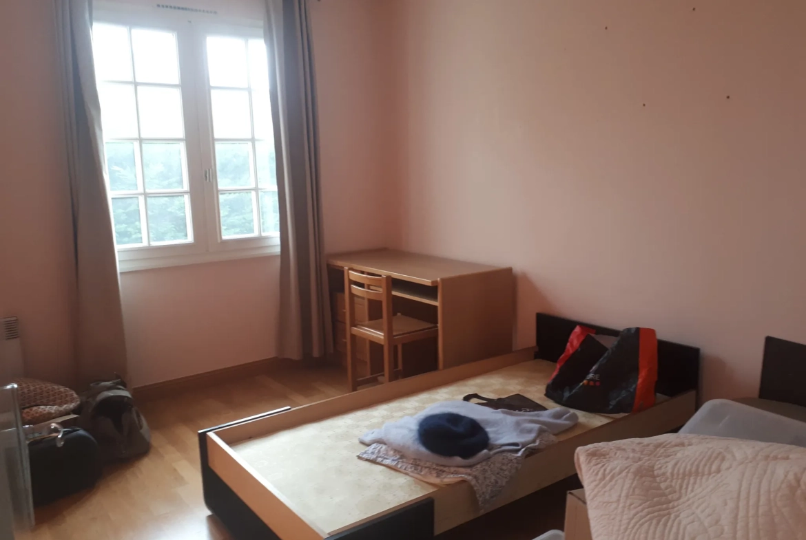 Maison familiale lumineuse avec 6 chambres et studio à Les Ormes 