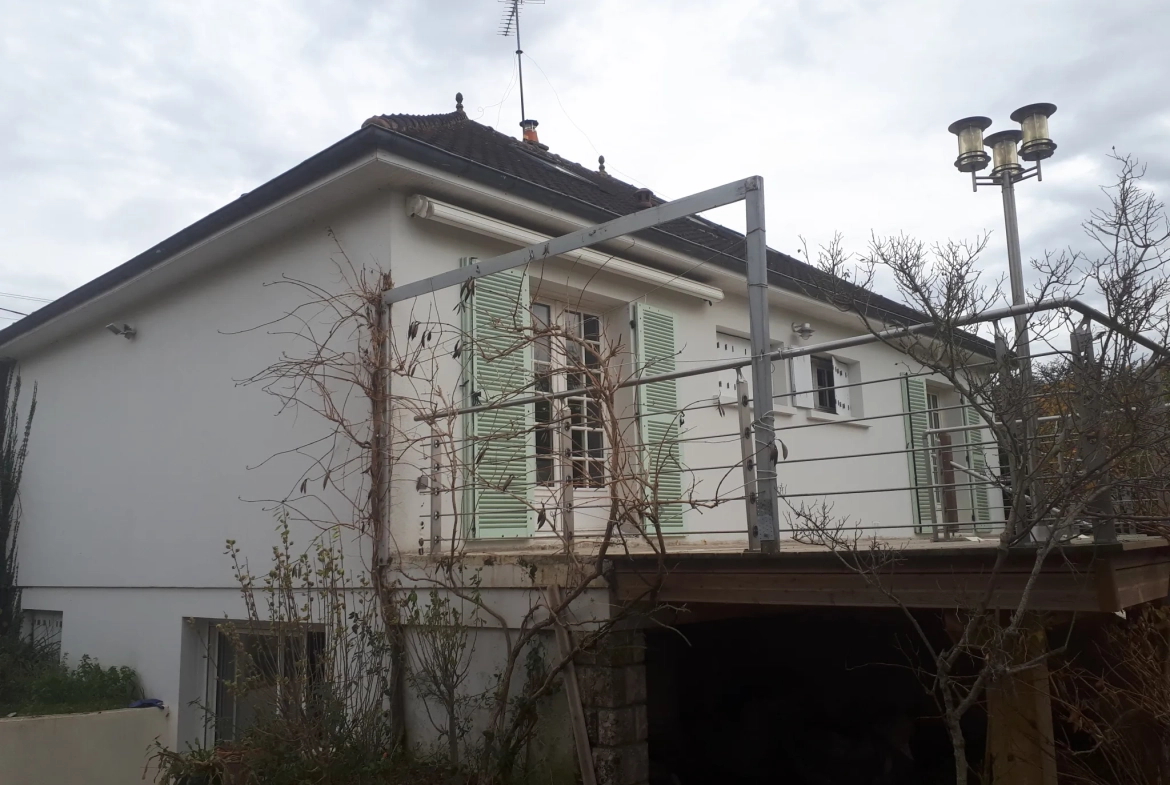 Maison familiale lumineuse avec 6 chambres et studio à Les Ormes 