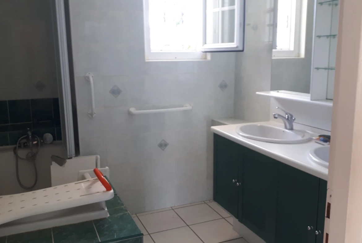 Maison à vendre à Chateau Larcher avec jardin et terrasses - 134 m² 
