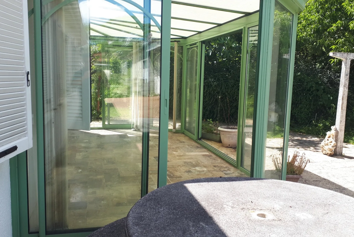 Maison à vendre à Chateau Larcher avec jardin et terrasses - 134 m² 
