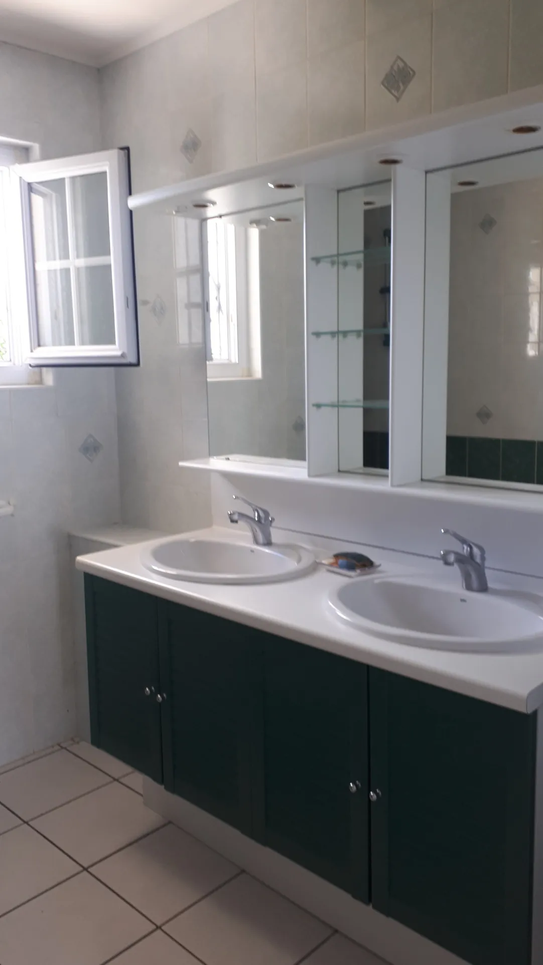 Maison à vendre à Chateau Larcher avec jardin et terrasses - 134 m² 