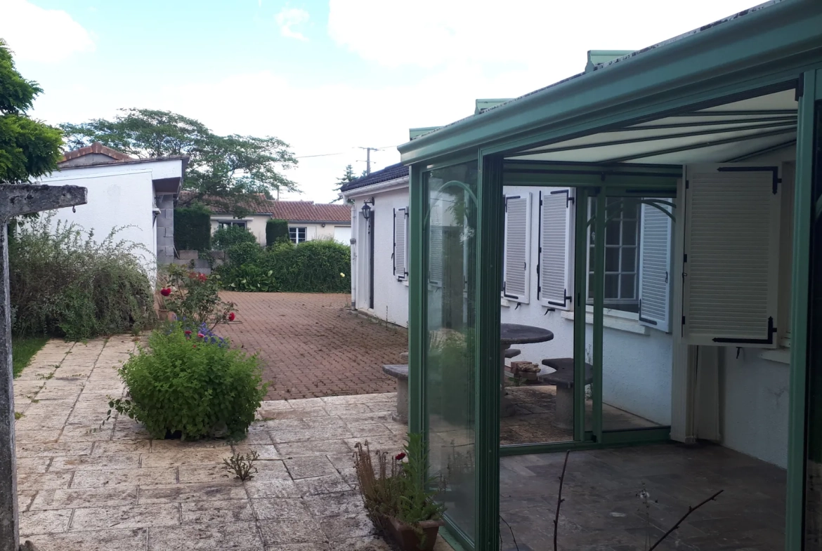 Maison à vendre à Chateau Larcher avec jardin et terrasses - 134 m² 