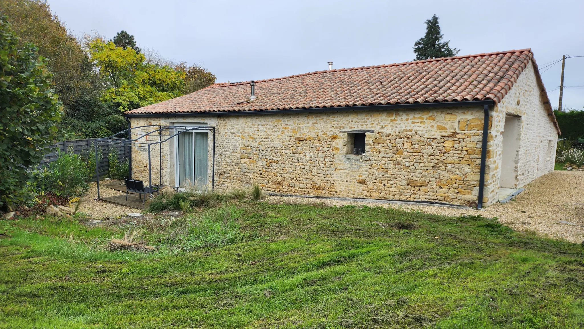 Charmante maison en pierre rénovée avec 3 chambres et garage à Sainte Hermine 