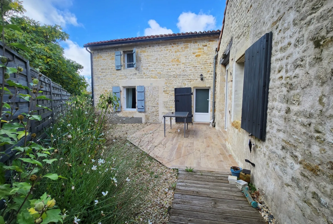 Charmante maison en pierre rénovée avec 3 chambres et garage à Sainte Hermine 