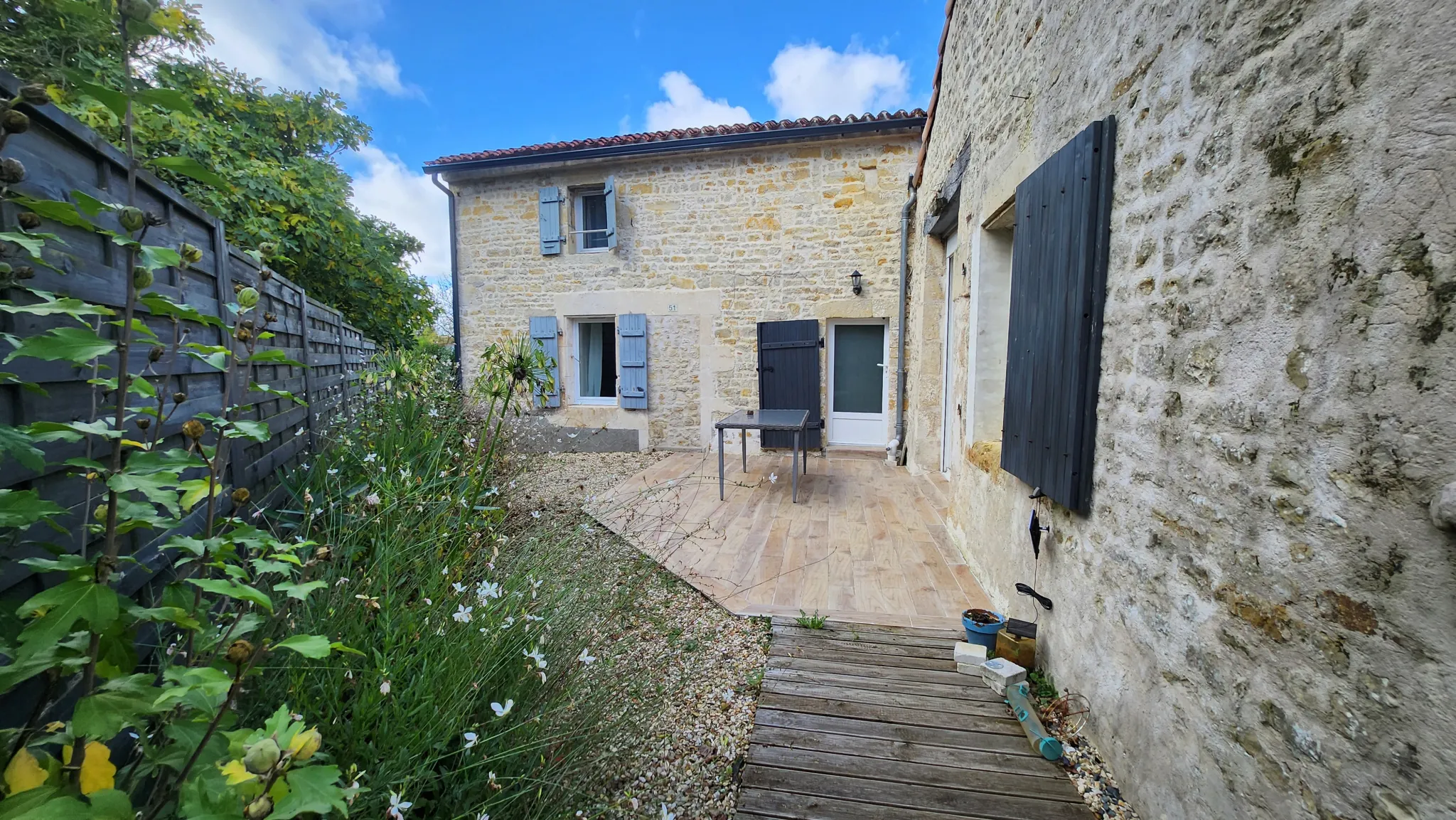 Charmante maison en pierre rénovée avec 3 chambres et garage à Sainte Hermine 