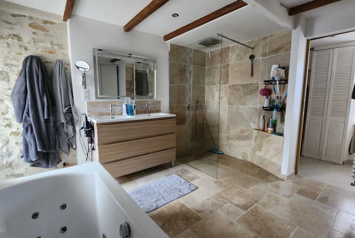 Charmante maison en pierre rénovée avec 3 chambres et garage à Sainte Hermine 