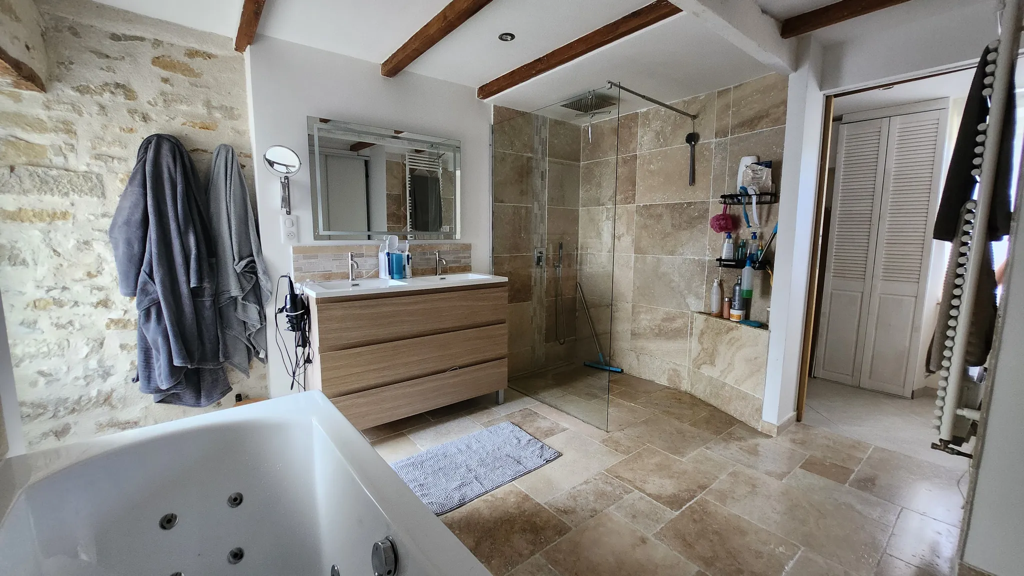 Charmante maison en pierre rénovée avec 3 chambres et garage à Sainte Hermine 
