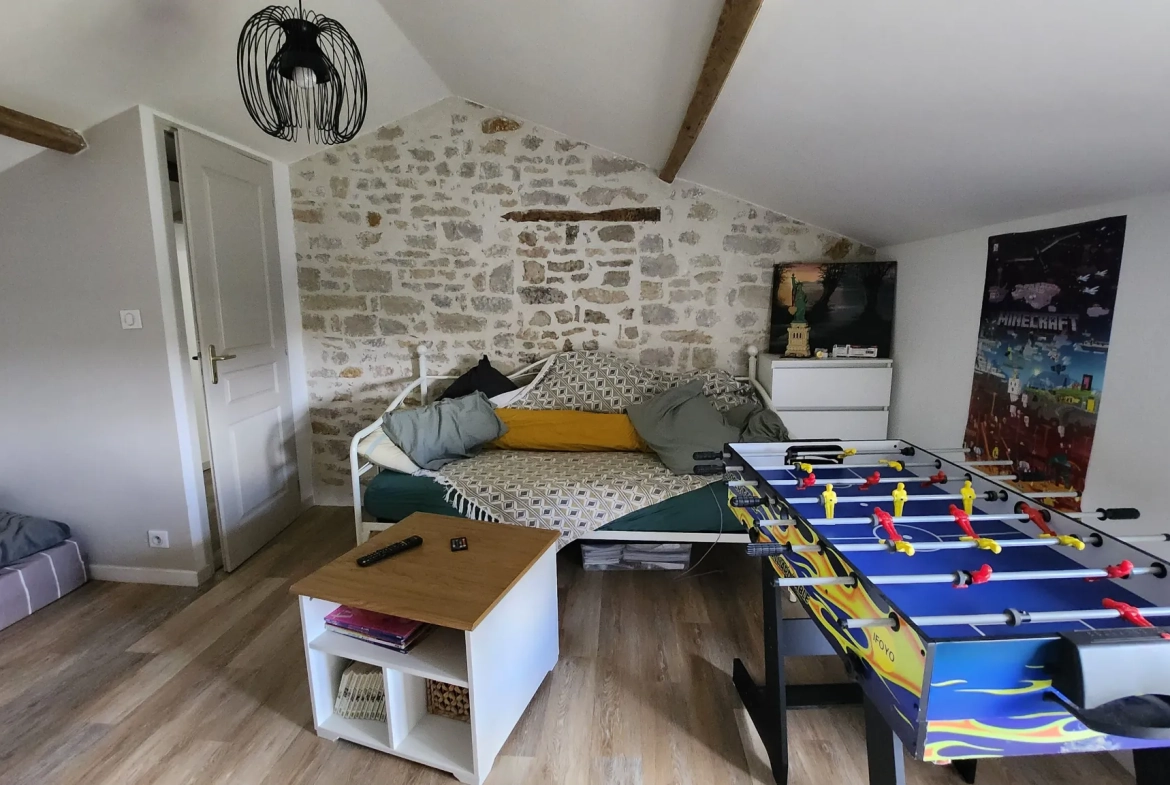Charmante maison en pierre rénovée avec 3 chambres et garage à Sainte Hermine 