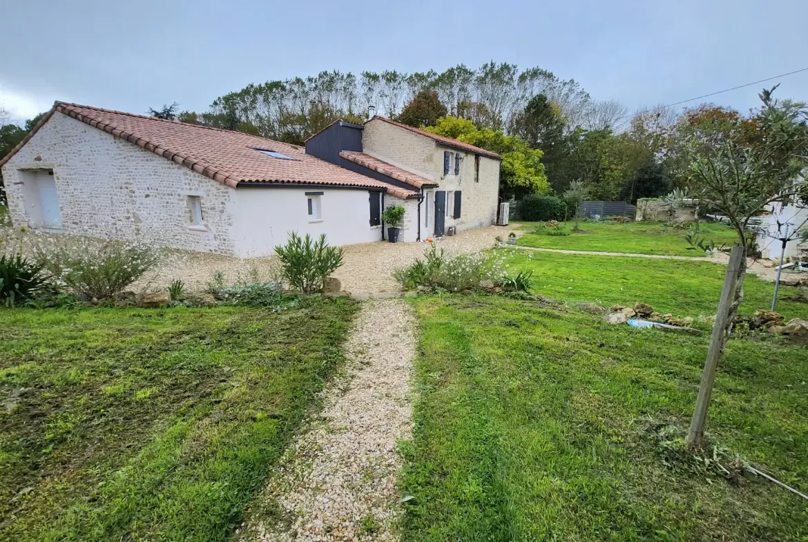Charmante maison en pierre rénovée avec 3 chambres et garage à Sainte Hermine 