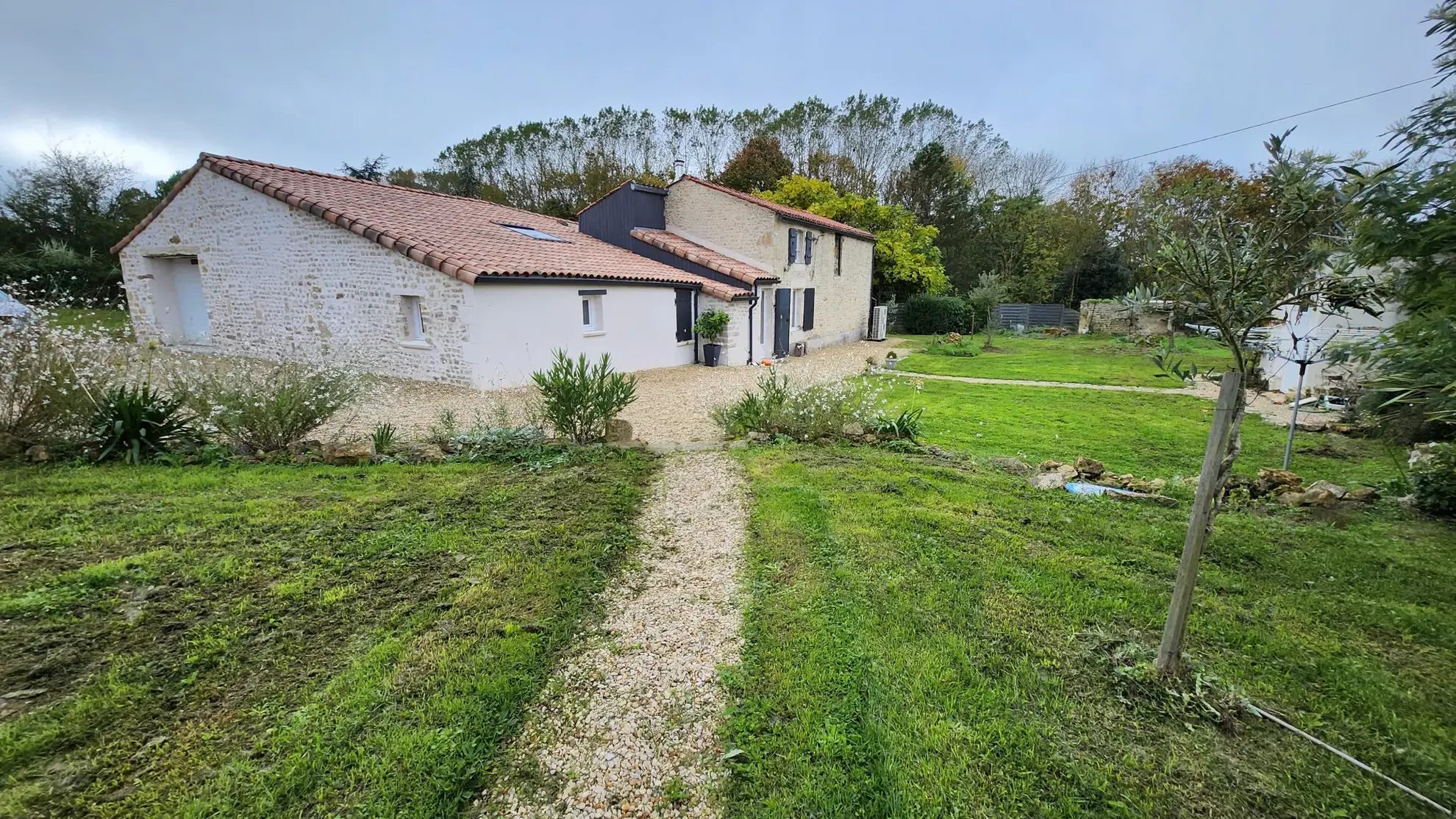 Charmante maison en pierre rénovée avec 3 chambres et garage à Sainte Hermine 