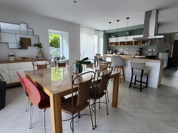 Charmante maison en pierre rénovée avec 3 chambres et garage à Sainte Hermine